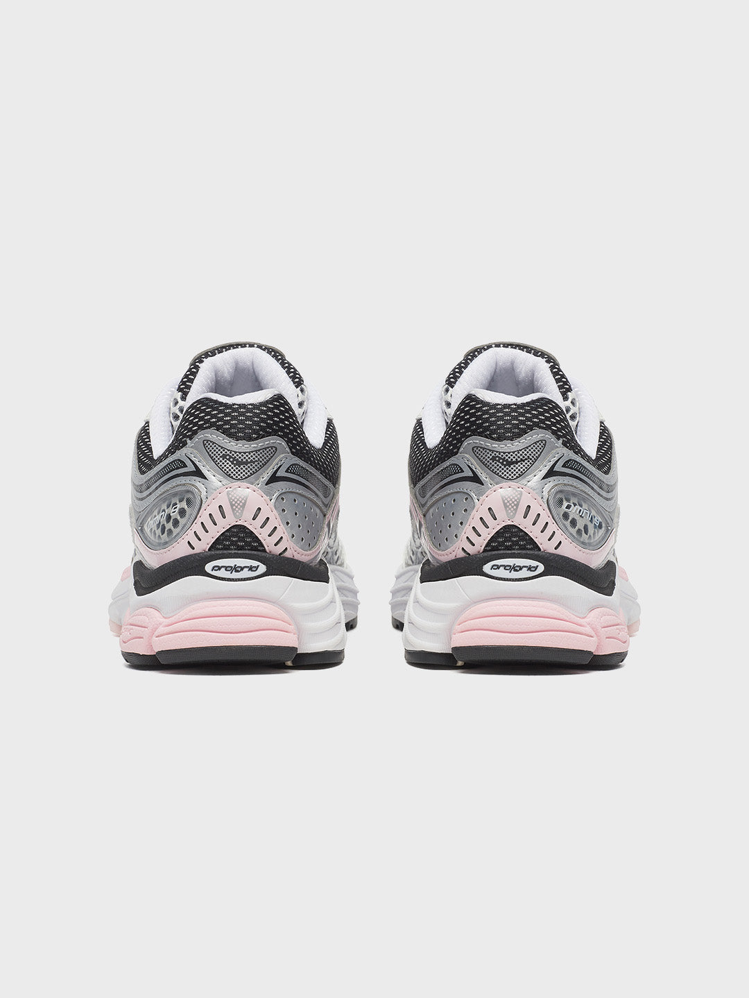 Achteraanzicht van het paar Saucony's met hiel en logo in beeld
