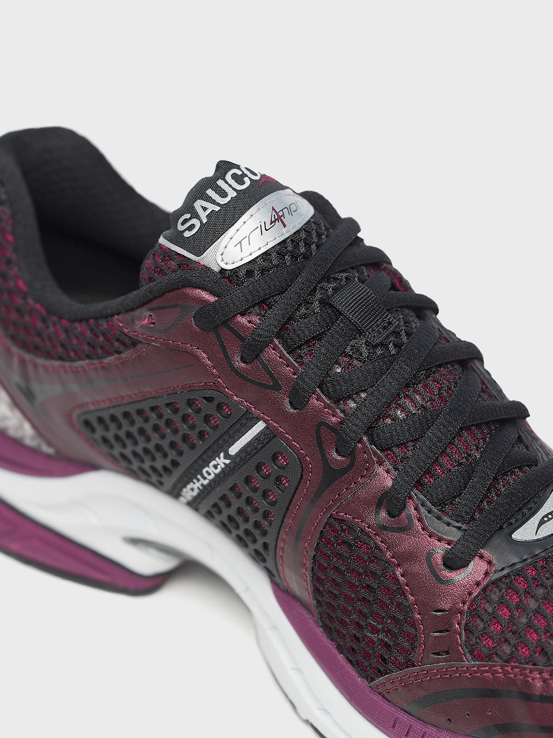 Detail shot van het bovenwerk en de vetering van de Saucony Triumph 4 sneaker