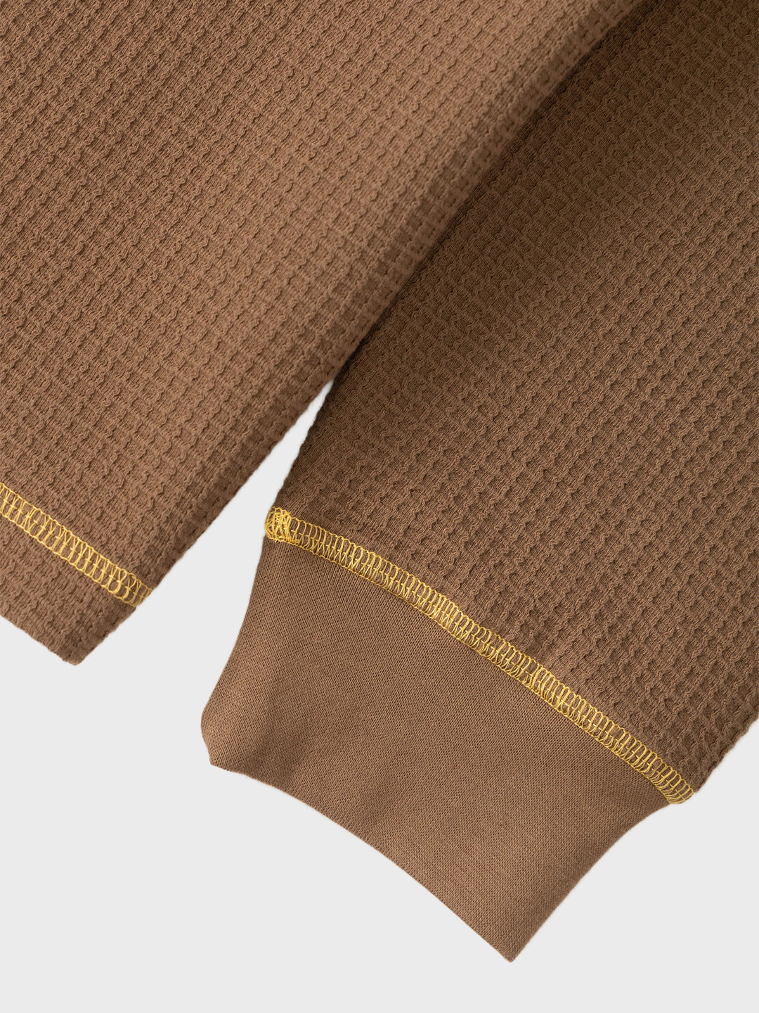 Service Works Waffle Thermal Longsleeve Brown – detailshot mouwen