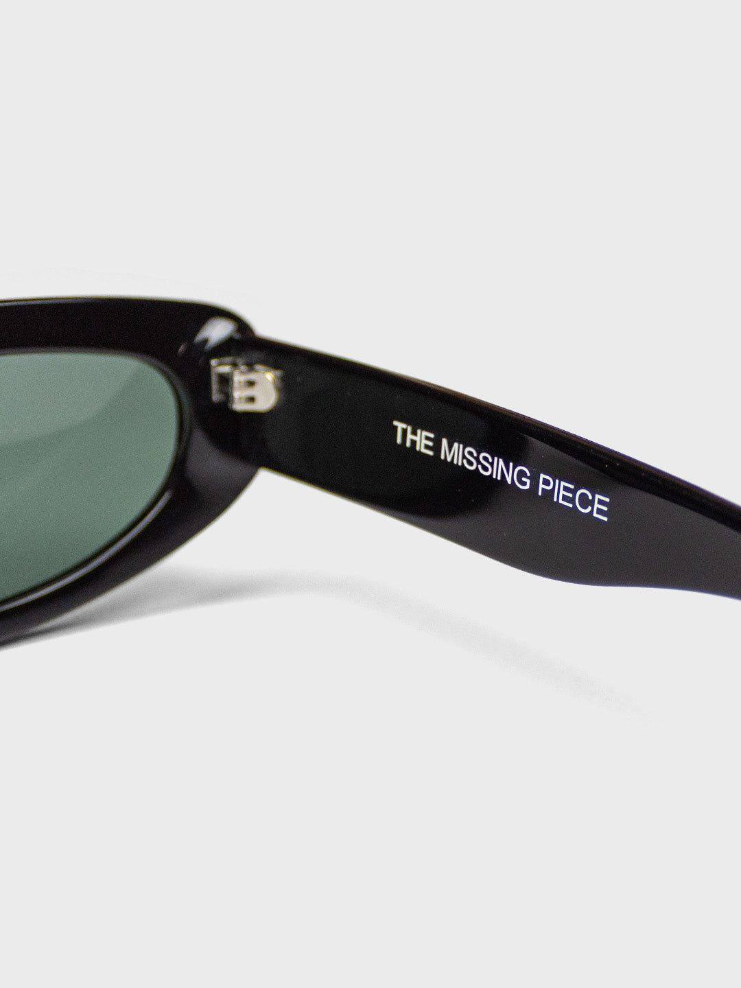 The Missing Piece Jacq Shades Black - close-up