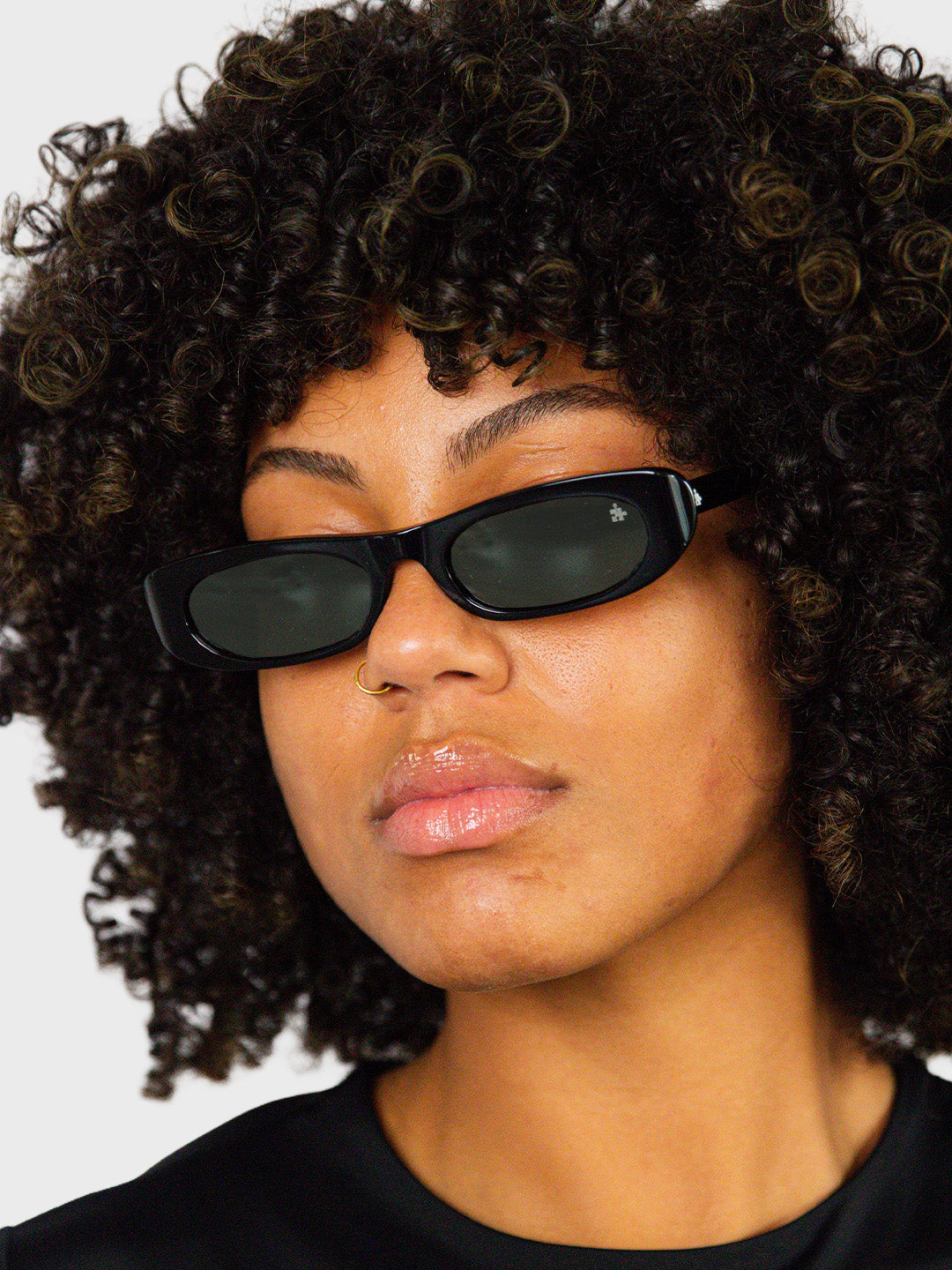 The Missing Piece Liora Shades Black - gedragen door model