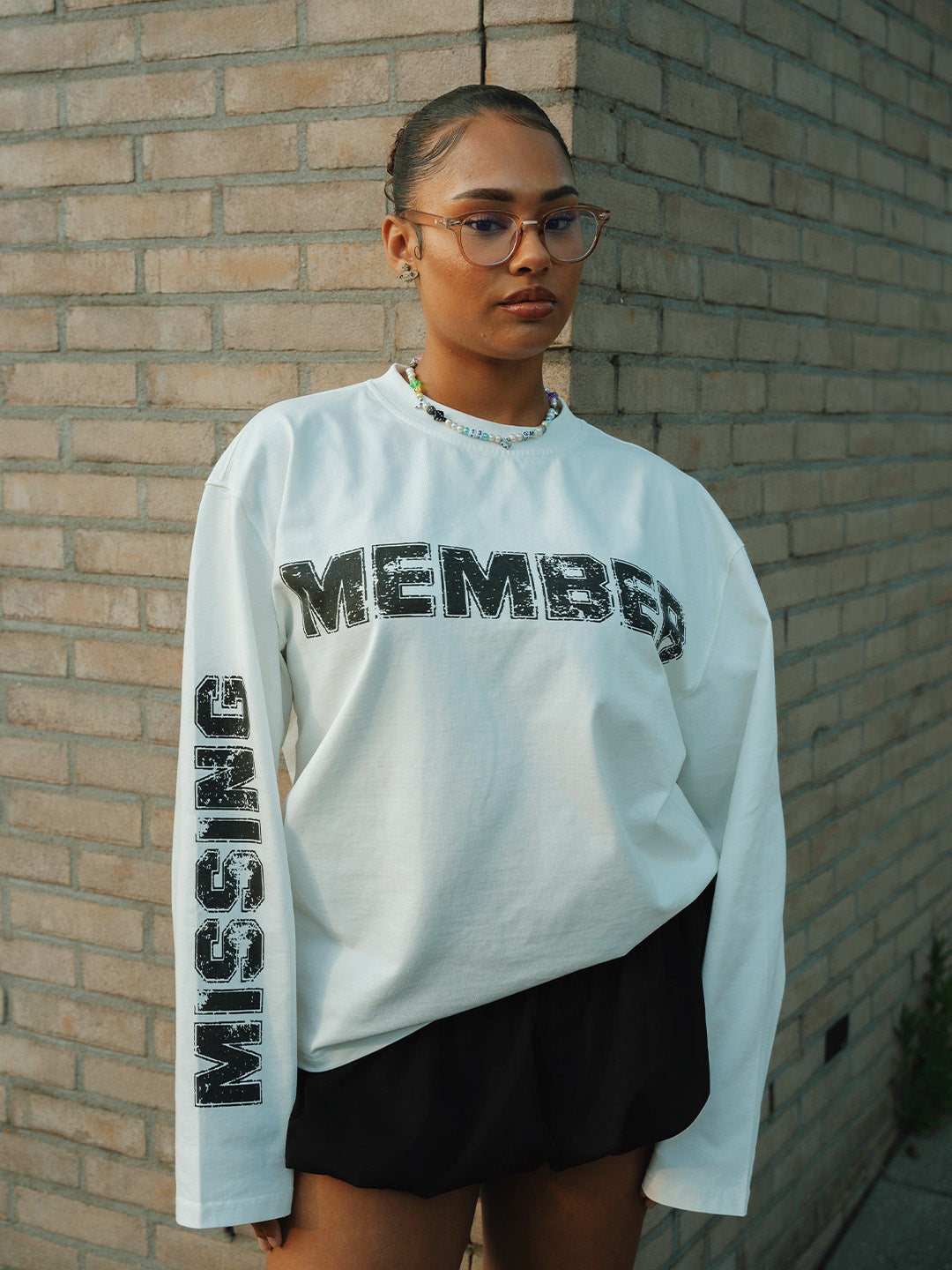 Model draagt The Missing Piece longsleeve Vintage White, front view