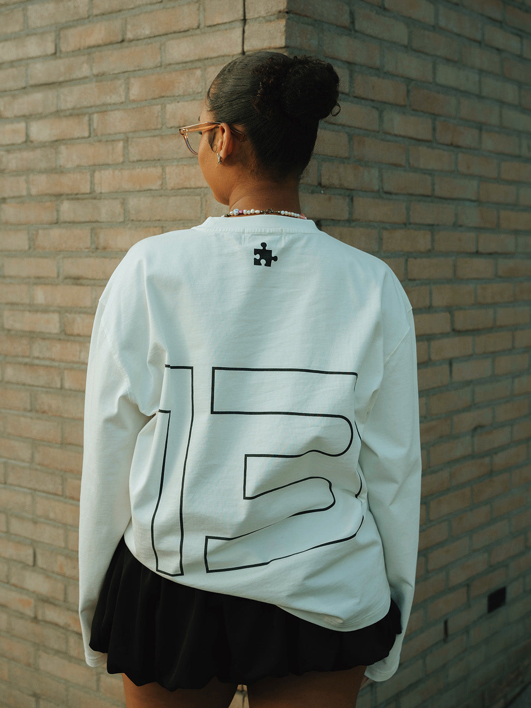 Model met rugzijde van TMP Longsleeve 2.0 Vintage White
