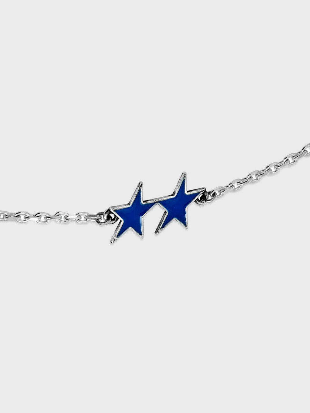 Detail blauwe sterren op TwoJeys ketting – close-up emaille signets