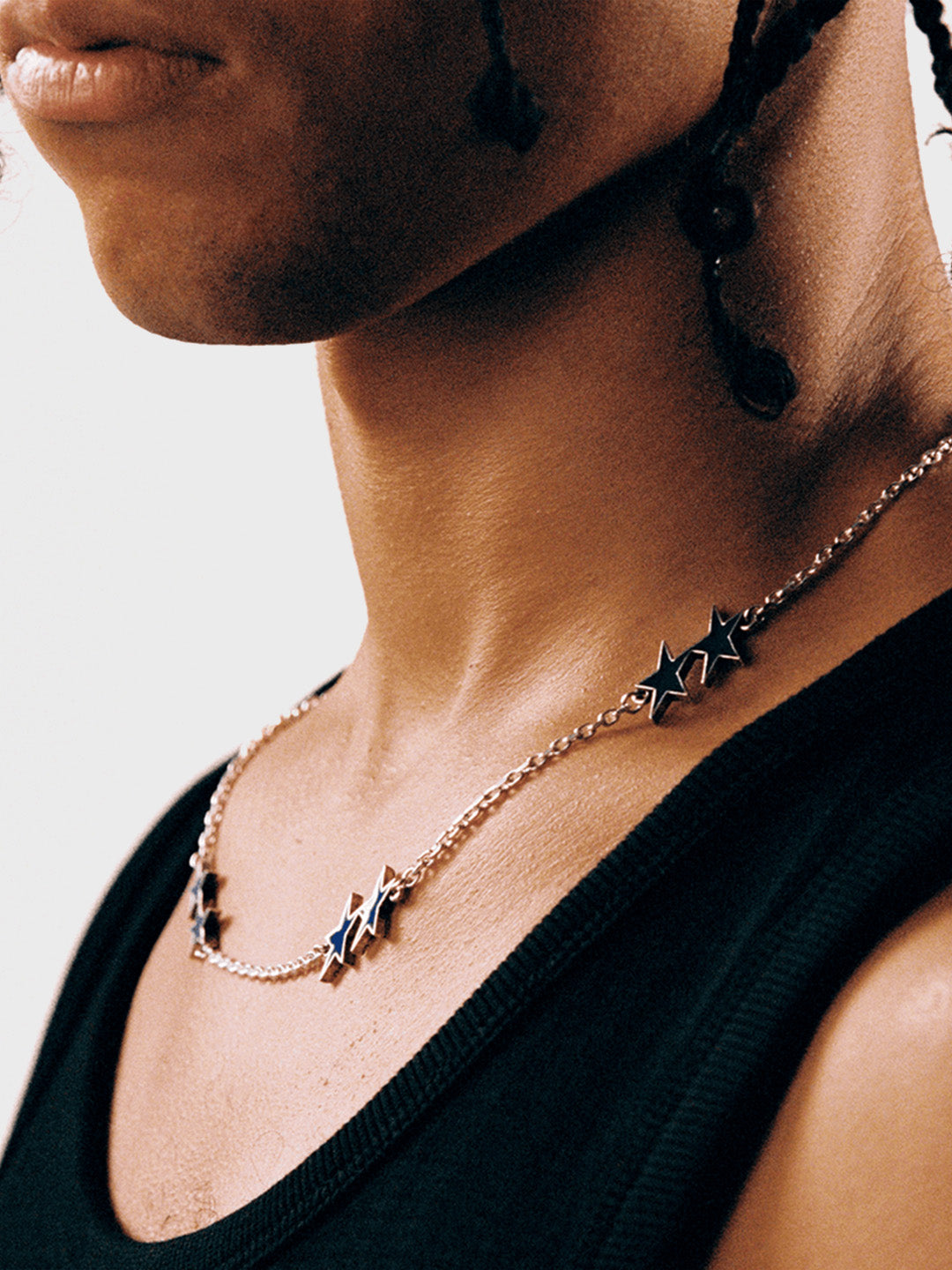 TwoJeys necklace gedragen – detailopname vanaf borsthoogte