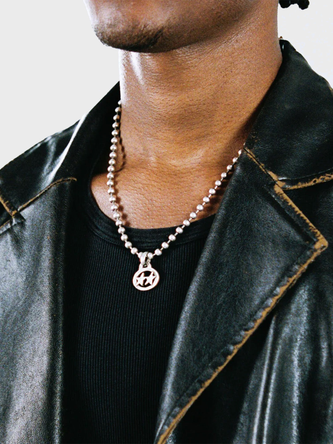 TwoJeys Icon Ball Necklace #1 Silver – gedragen door model