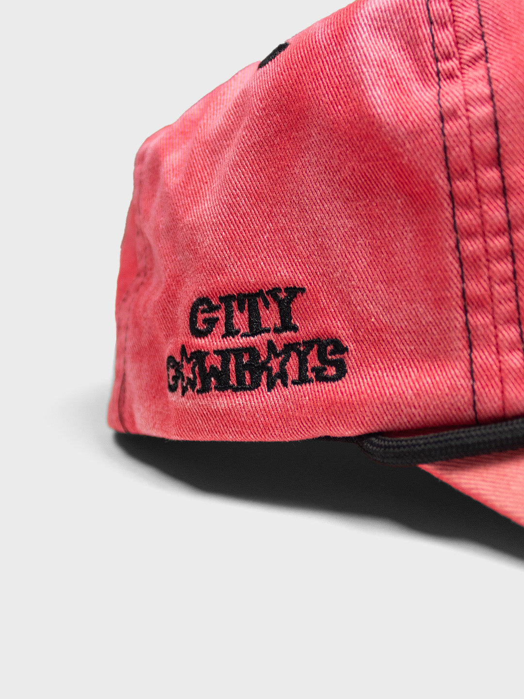 TwoJeys Sunfaded Cap Red – close-up van geborduurde City Cowboys tekst
