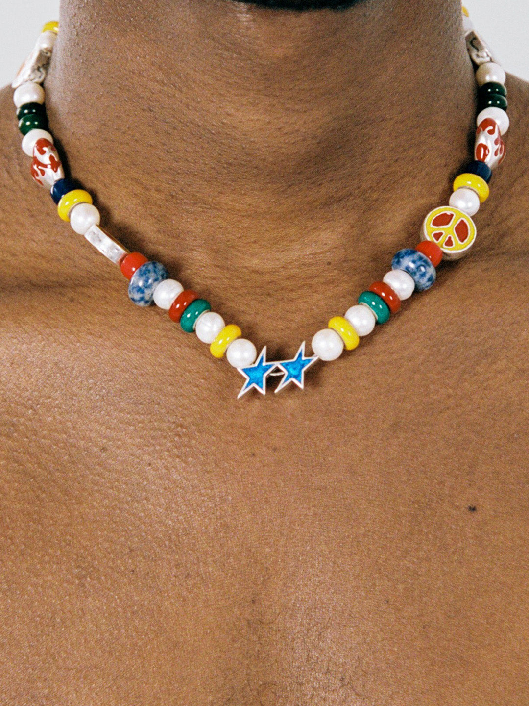 TwoJeys Yin Yang Flame Necklace Multi – gedragen aan nek