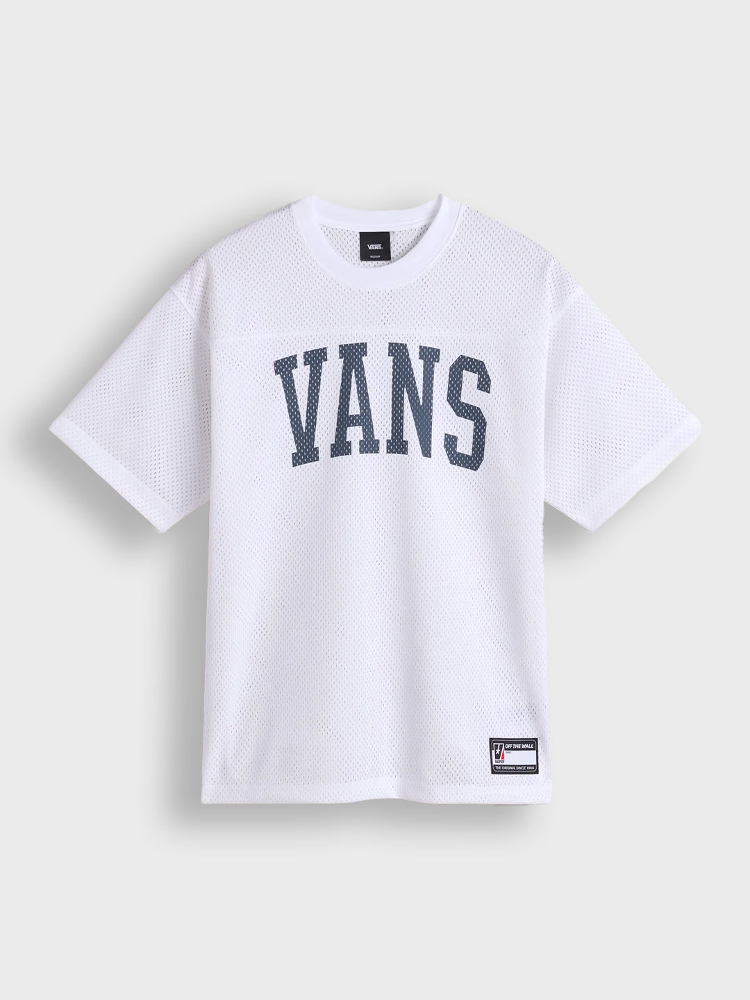 voorkant van de Vans Arched Football Jersey in witte kleur, met grote Vans print op de borst