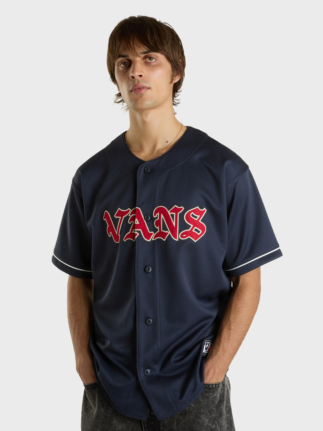 Model draagt Vans Baseball Jersey in Parisian Night - Reloadstore