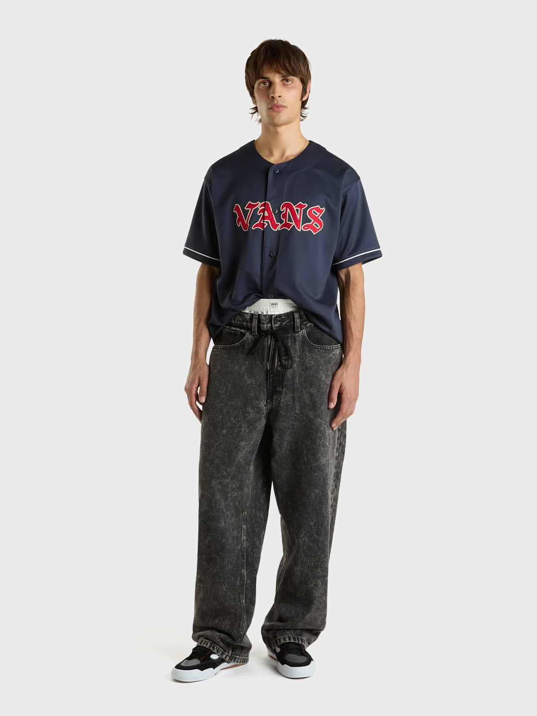 Vans Baseball Jersey outfit met baggy jeans en sneakers
