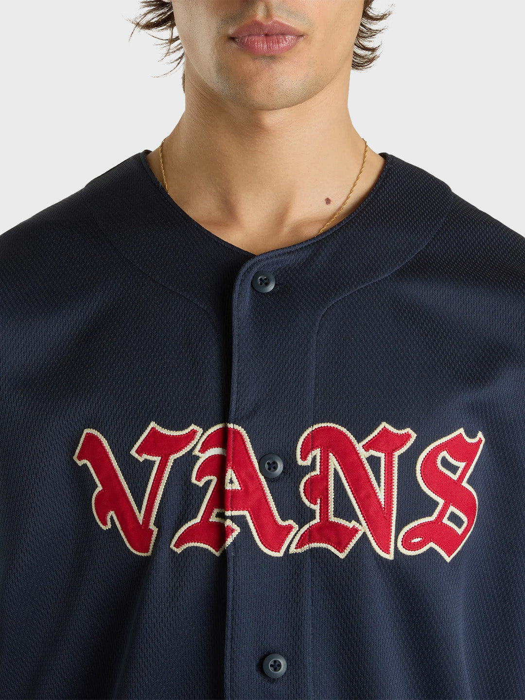 Close-up Vans Baseball Jersey in donkerblauw - detail geborduurde graphic