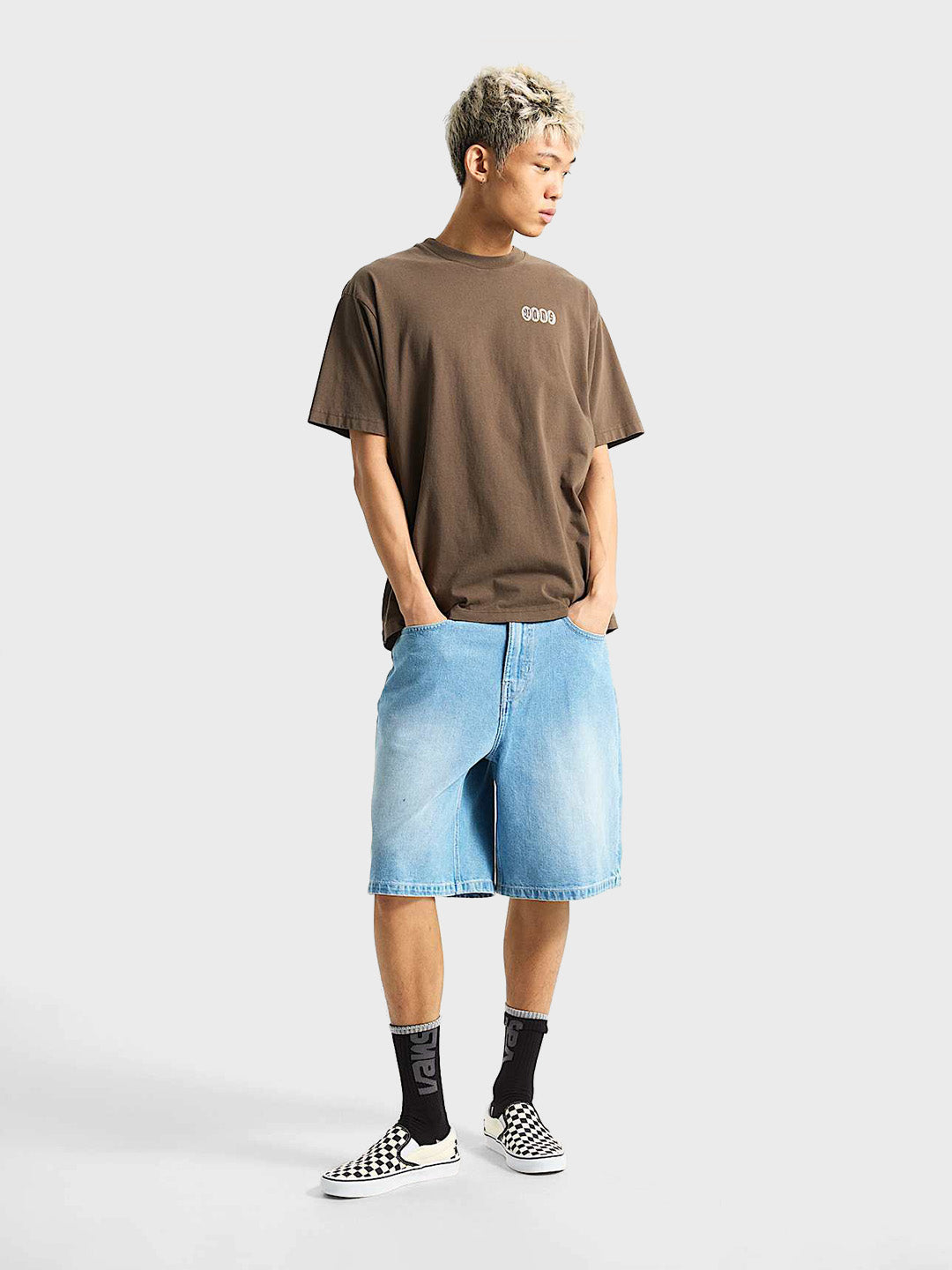 Model draagt Vans Earthbound t-shirt in Coal Brown