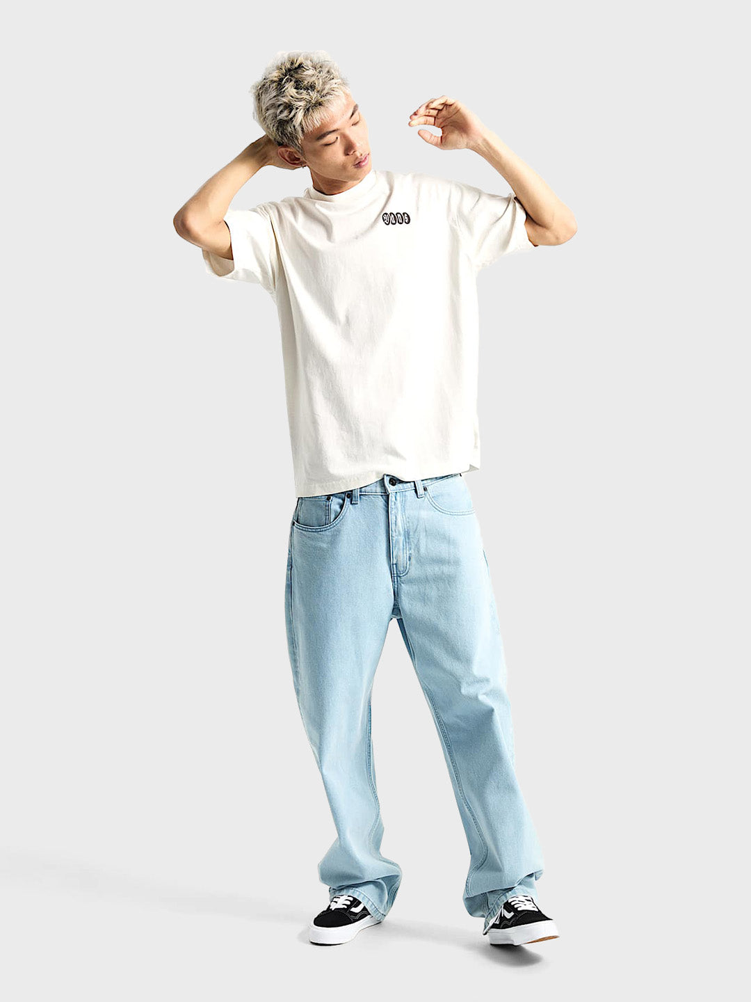 Model draagt Vans Earthbound t-shirt in Marshmallow