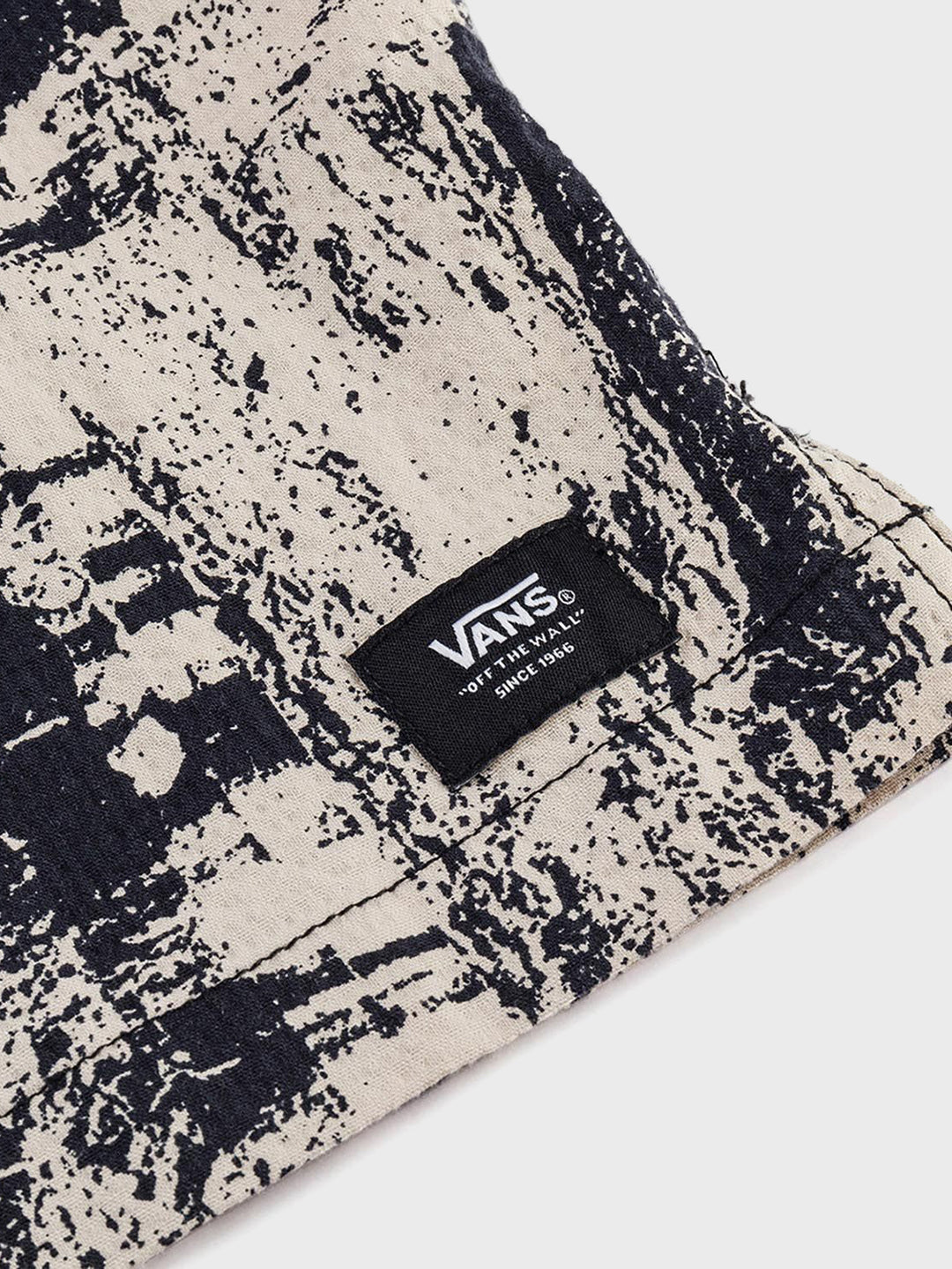 Vans-logo label op de zoom van het shirt
