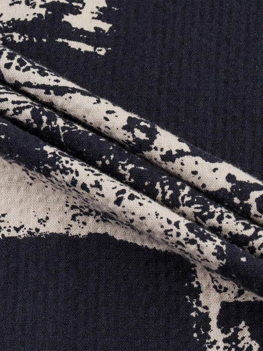 Detail van de stof en print van het Fallon Woven Shirt