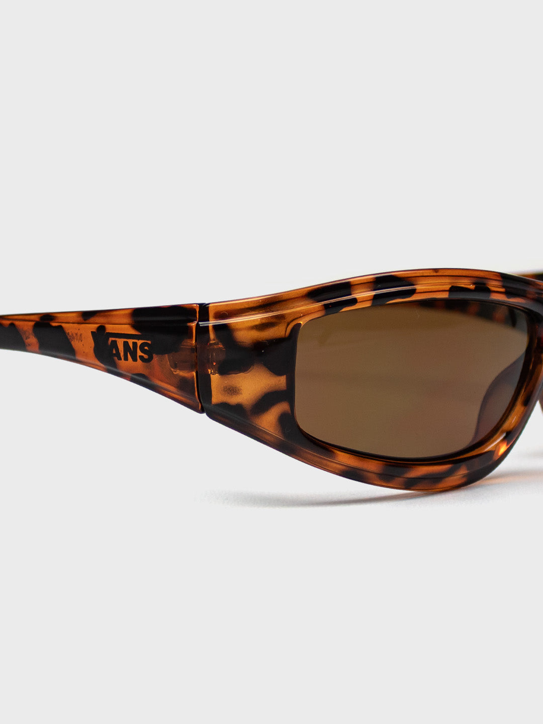 Detail close-up van montuur en glazen Vans Felix zonnebril in tortoise