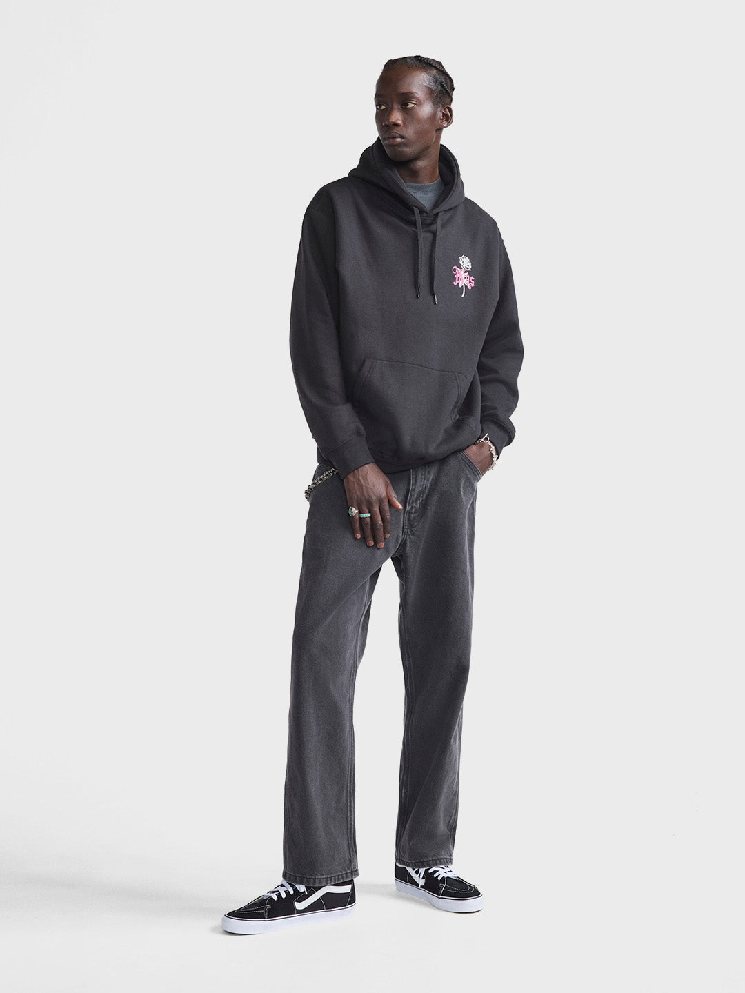 Vans hoodie zwart gecombineerd met zwarte jeans – volledige outfit