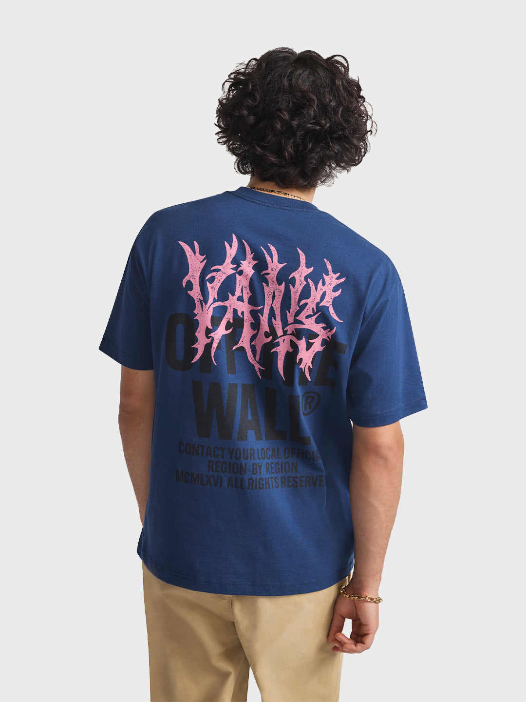 Model draagt Vans Metal Wall T-Shirt Navy –achterkant