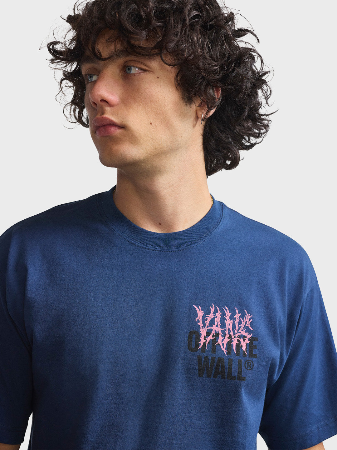 Model draagt Vans Metal Wall T-Shirt Navy – close-up voorkant