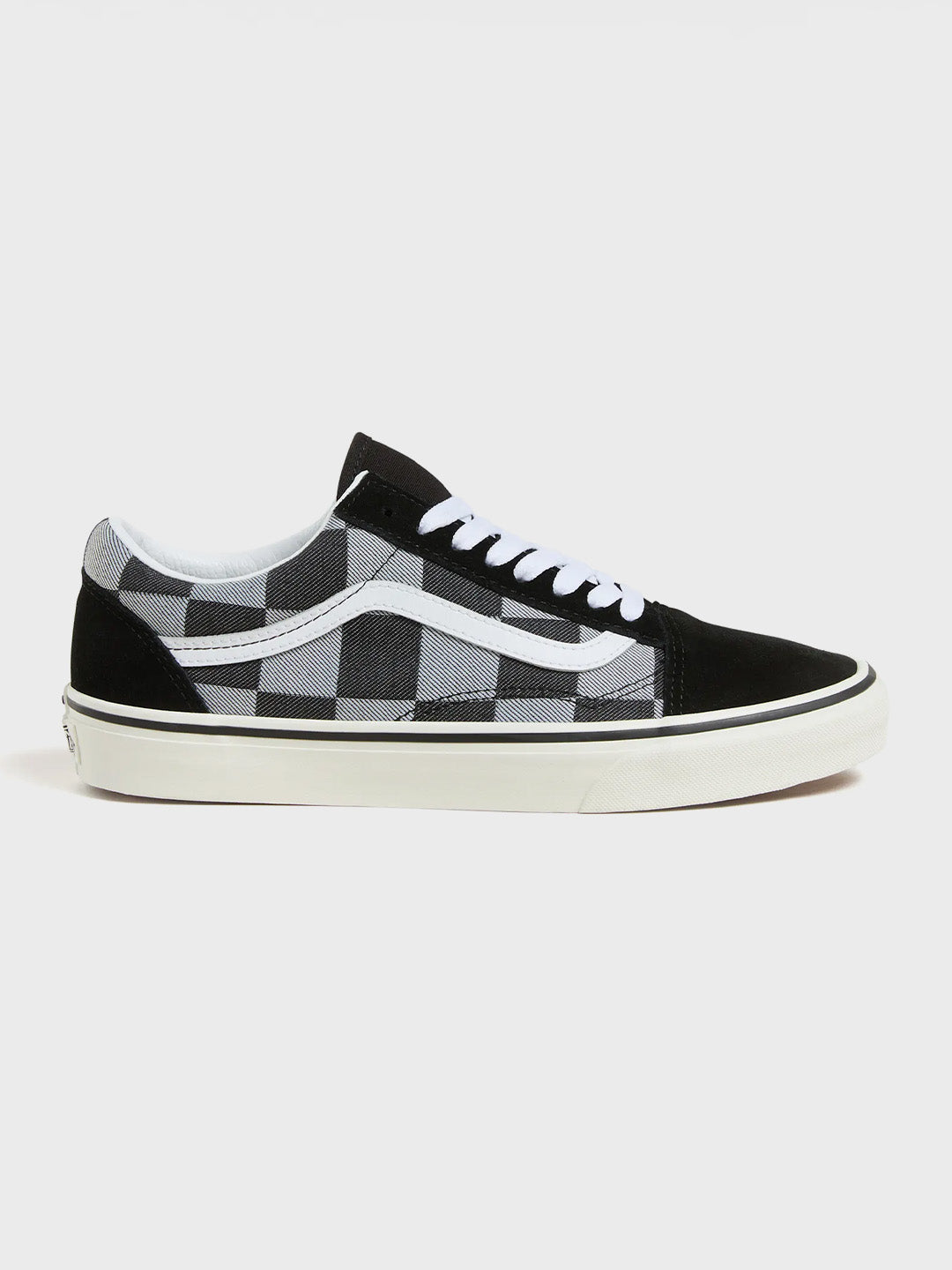 Vans Old Skool sneakers in Mono Checkerboard Black zijaanzicht van met iconische Sidestripe en checkerboard patroon