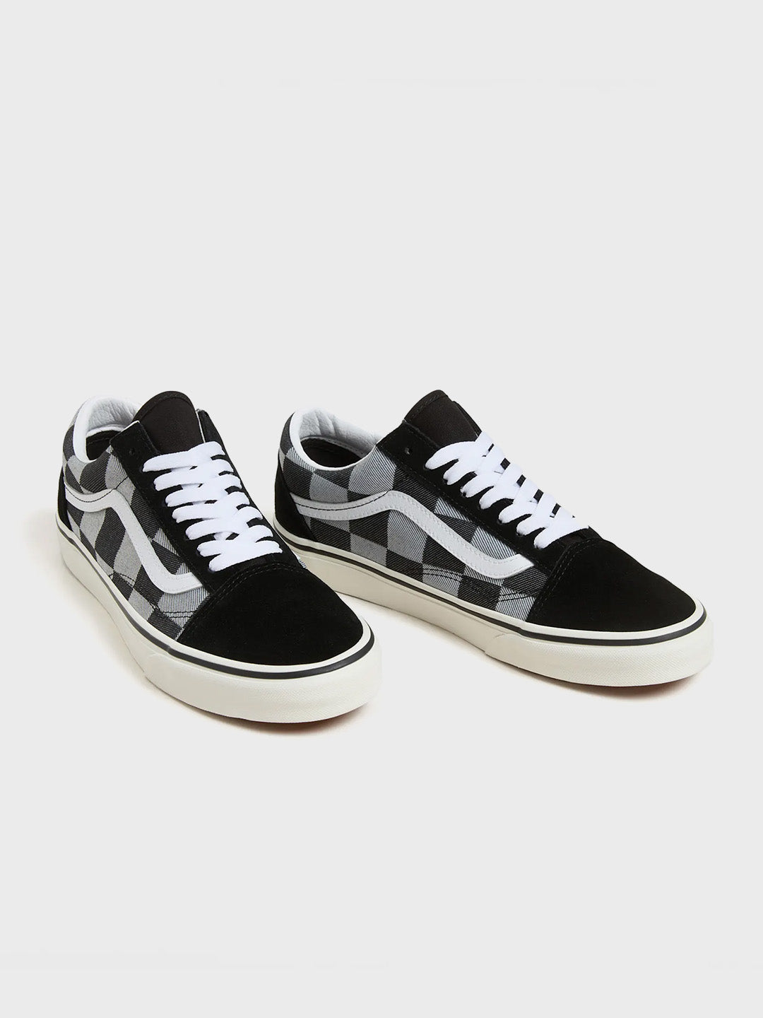 Vans Old Skool sneakers in zwart met grijs checkerboard design, vooraanzicht met veters en suède details