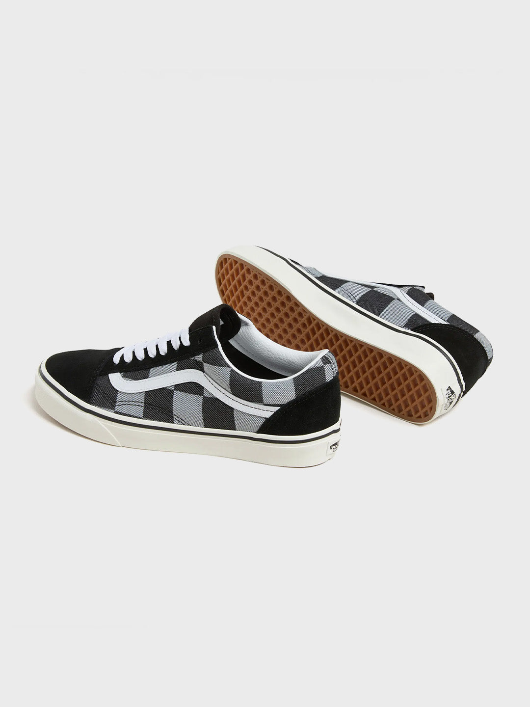 Achteraanzicht van Vans Old Skool Mono Checkerboard met rubberen wafelzool en hielbranding