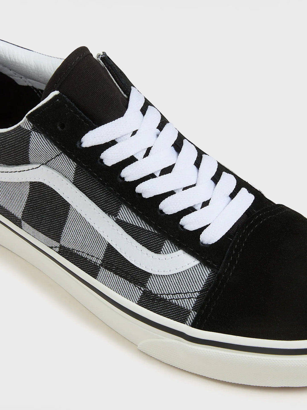 Detailfoto Vans Old Skool Black Checkerboard met suède bovenwerk en checkerboard canvas
