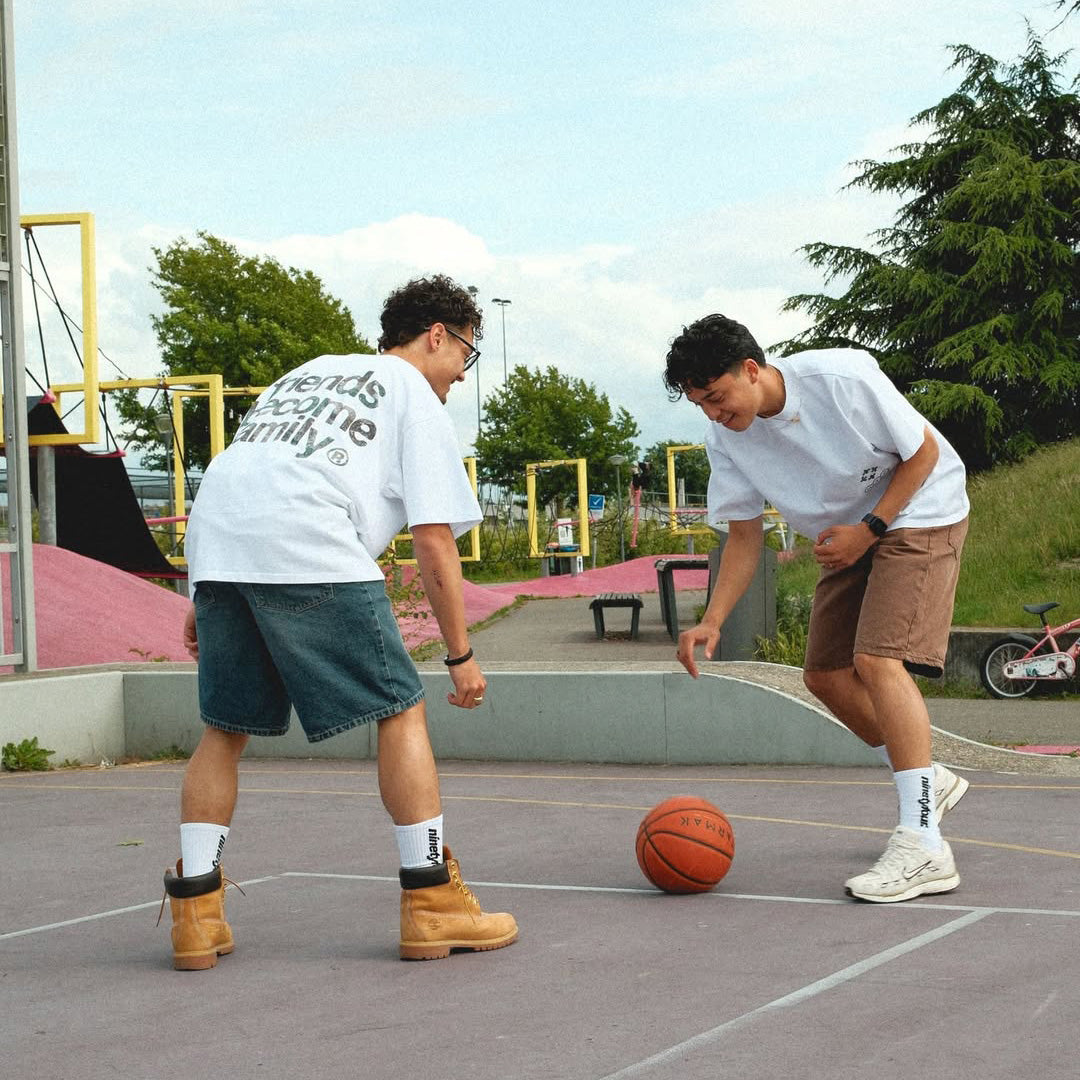 Ninetyfour Friends Become Family T-Shirts | Shop nu bij Reloadstore