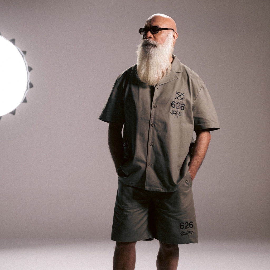Model draagt een Ninetyfour short sleeve overhemd uit de overhemden collectie van Reloadstore