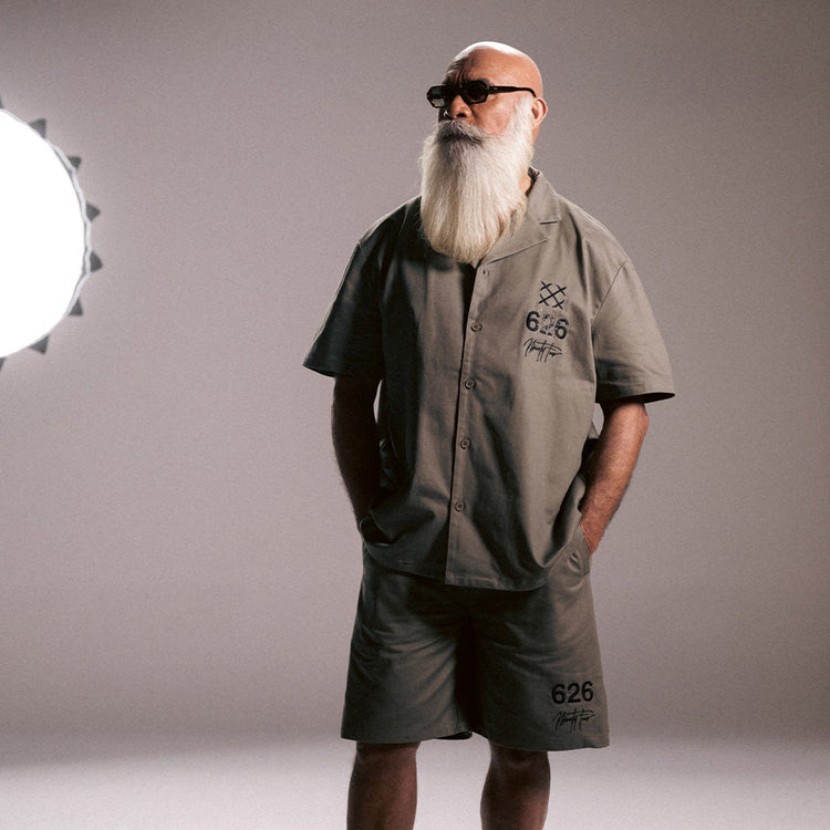 Model draagt een Ninetyfour short sleeve overhemd uit de overhemden collectie van Reloadstore