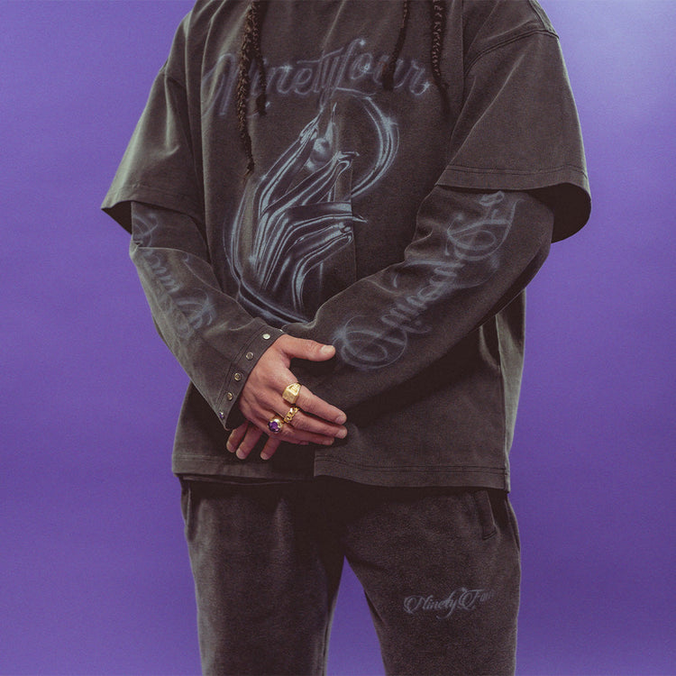 Ninetyfour Valentine’s Capsule 2025 – outfit styling met longsleeve, sweatpants en t-shirt - Reloadstore