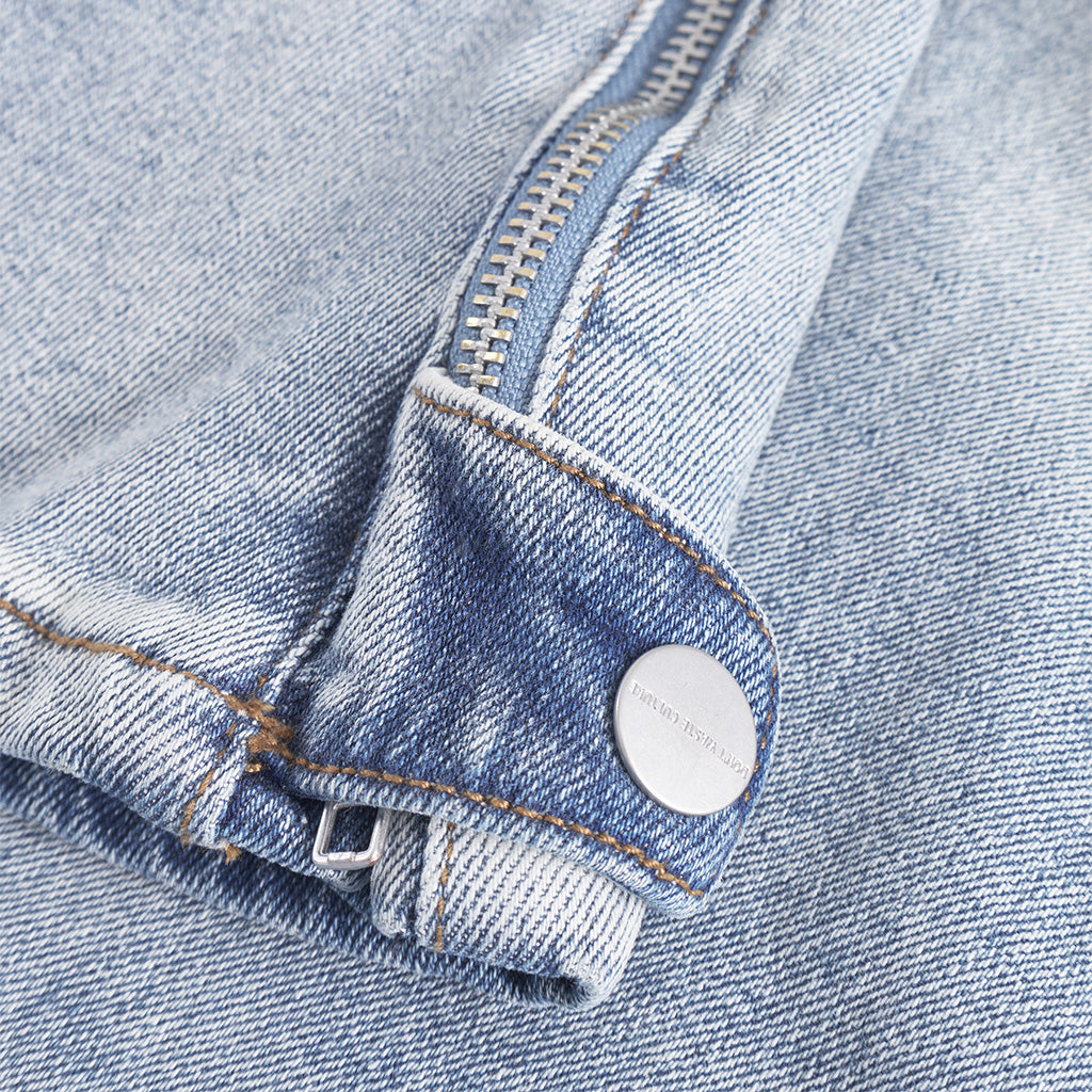 Close-up van de onderkant van Don’t Waste Culture jeans met ritsen aan de enkels