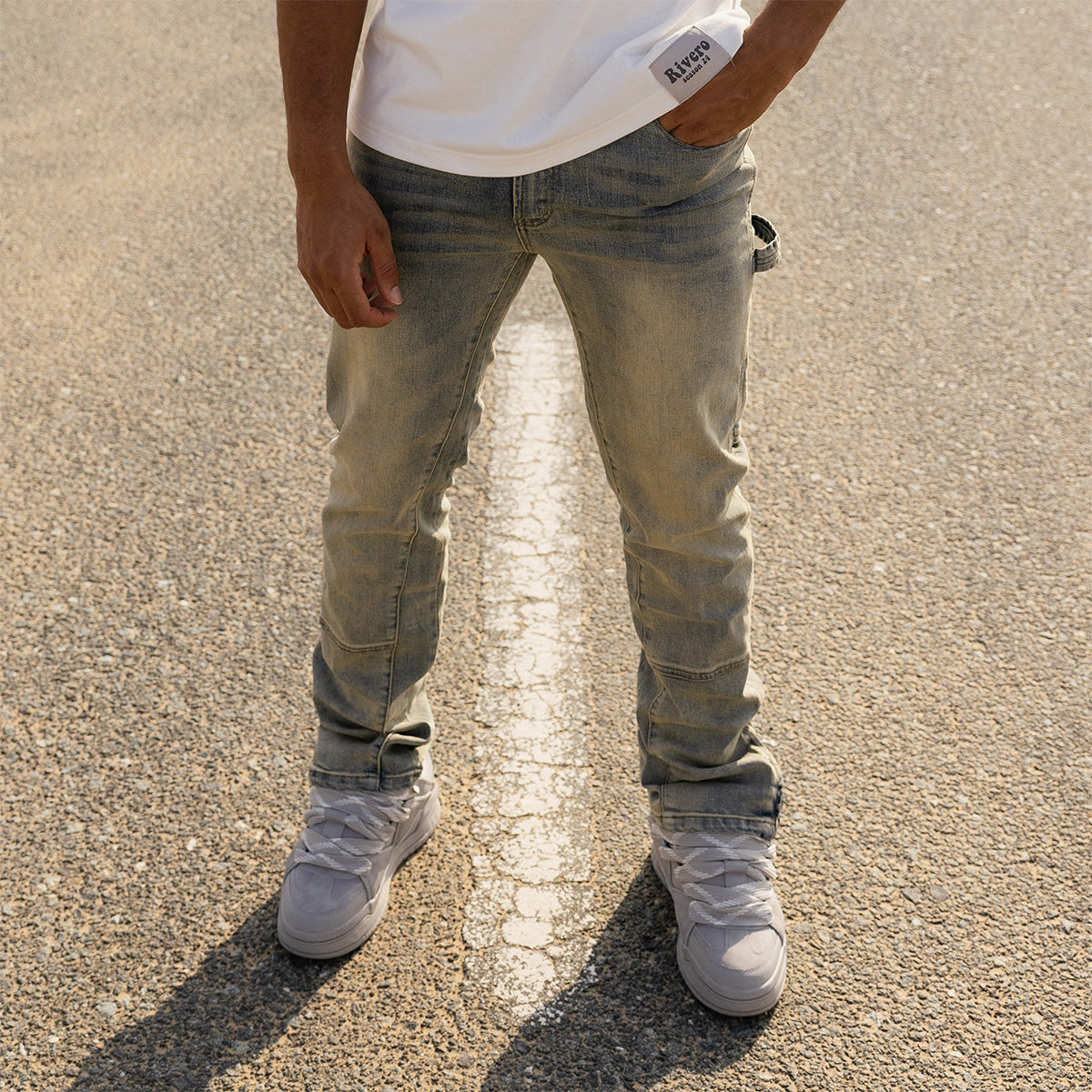 Model draagt Rivero jeans. Straight fit spijkerbroek met carpenter details in lichte wassing.