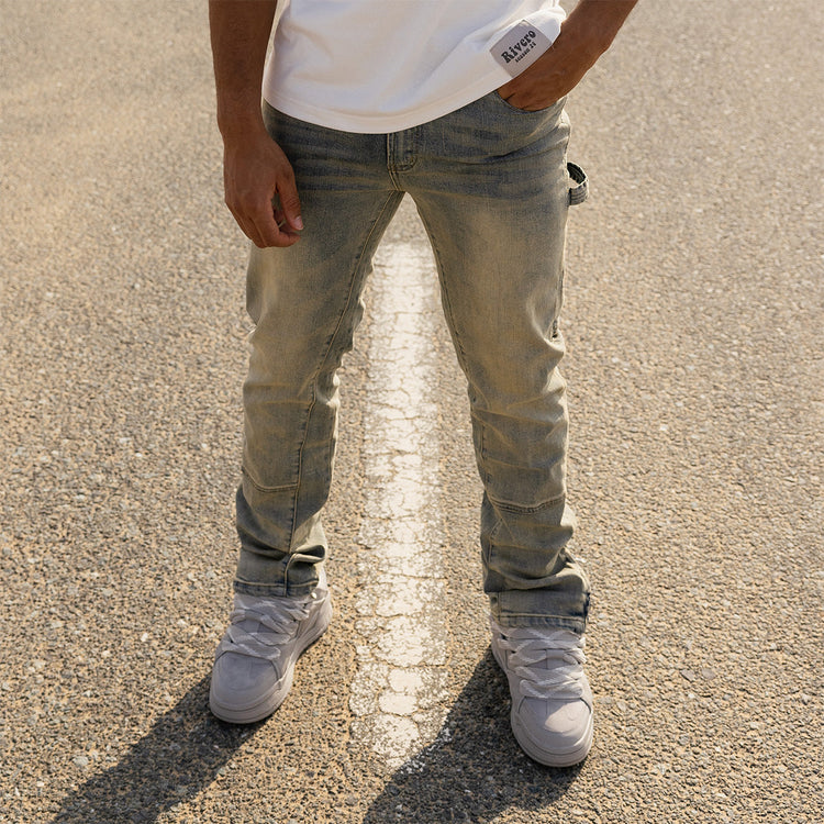 Model draagt Rivero jeans. Straight fit spijkerbroek met carpenter details in lichte wassing.