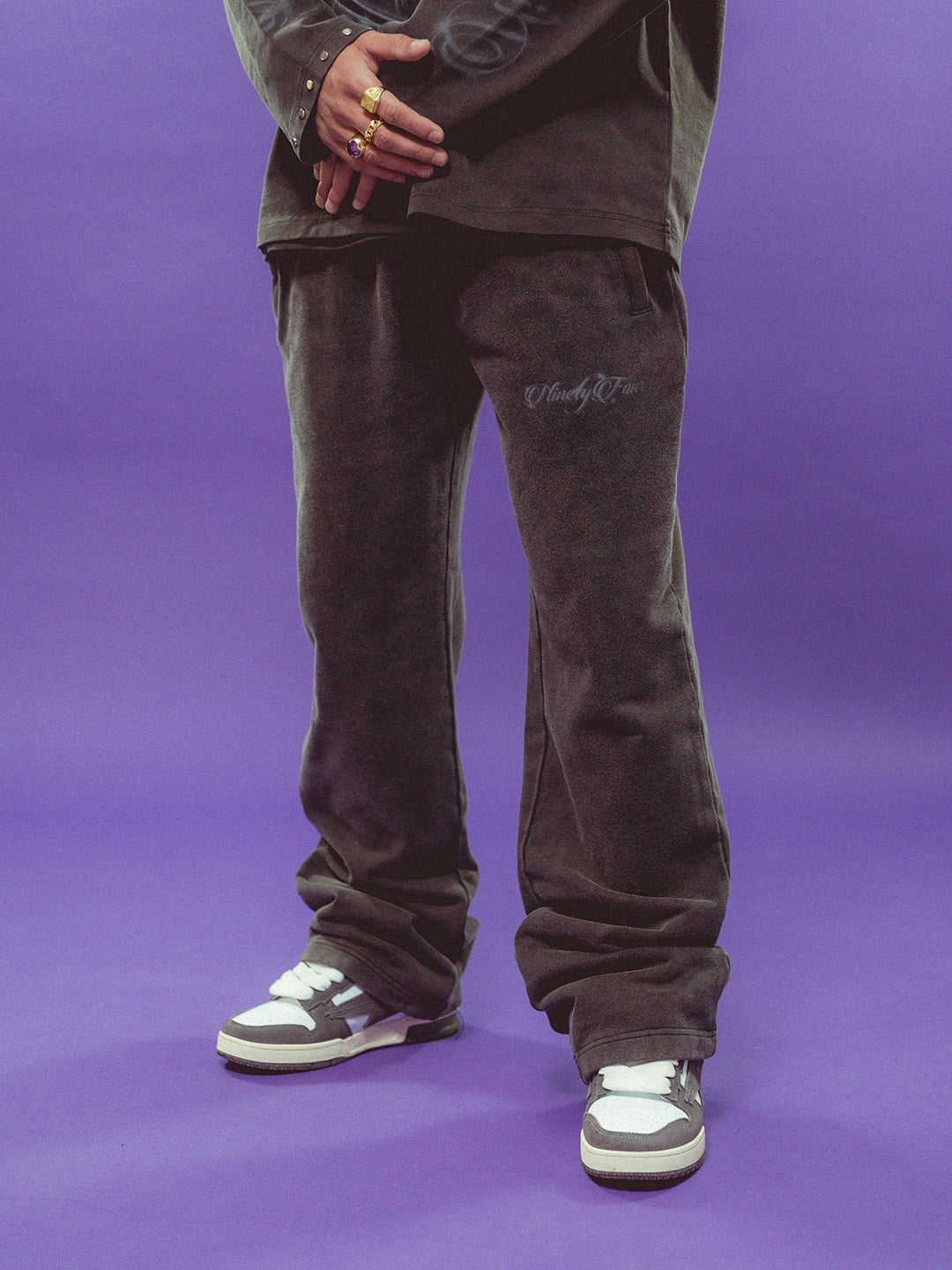 model draagt ninetyfour pants - acid wash - Reloadstore