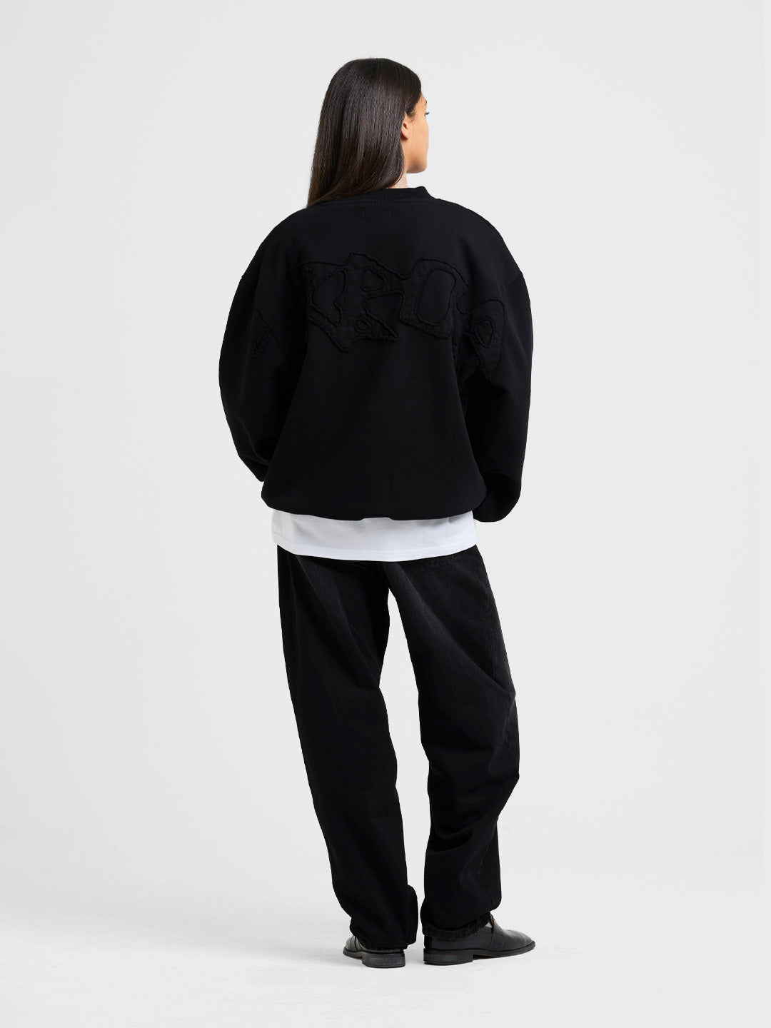 Arbor Antwerp Big Application Crewneck Sweater Black - full outfit achterkant