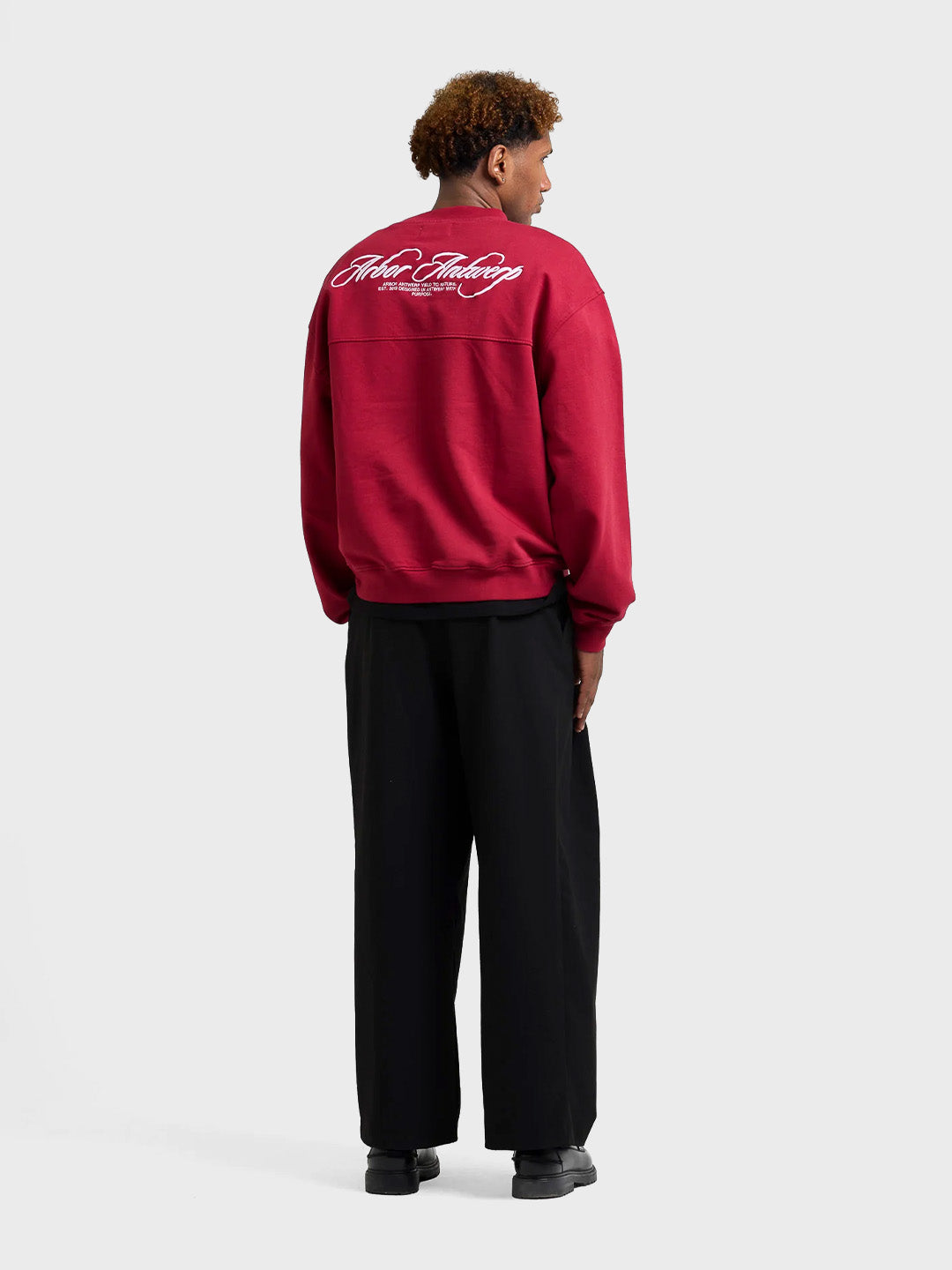Arbor Antwerp Cursive Crewneck Sweater Burgundy - outfit achterkant