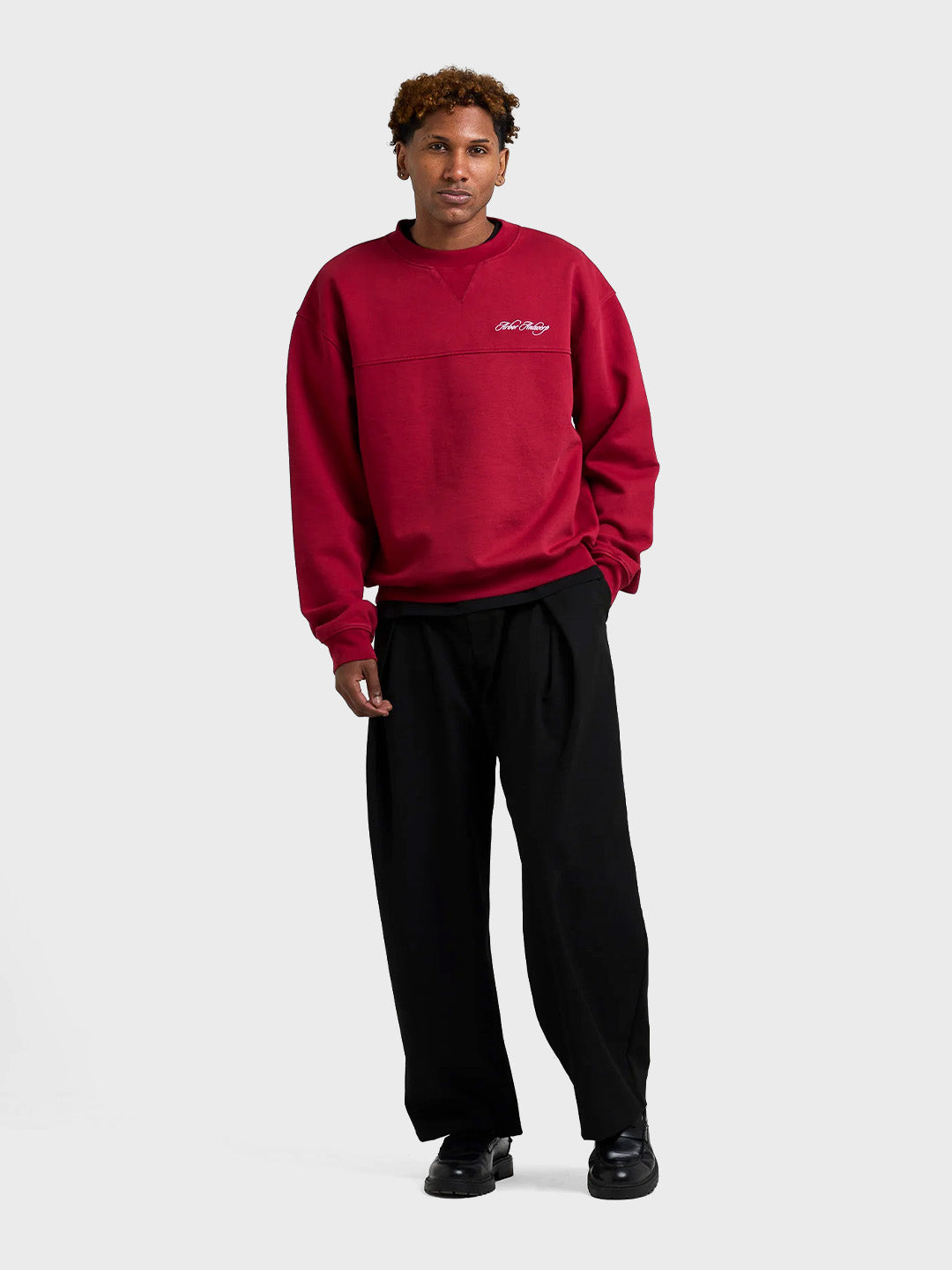 Arbor Antwerp Cursive Crewneck Sweater Burgundy - outfit voorkant