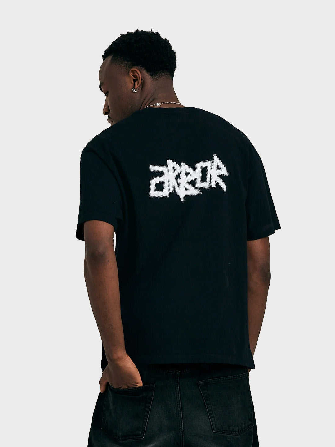 Arbor Antwerp Dotwork T-Shirt Black - model toont achterkant