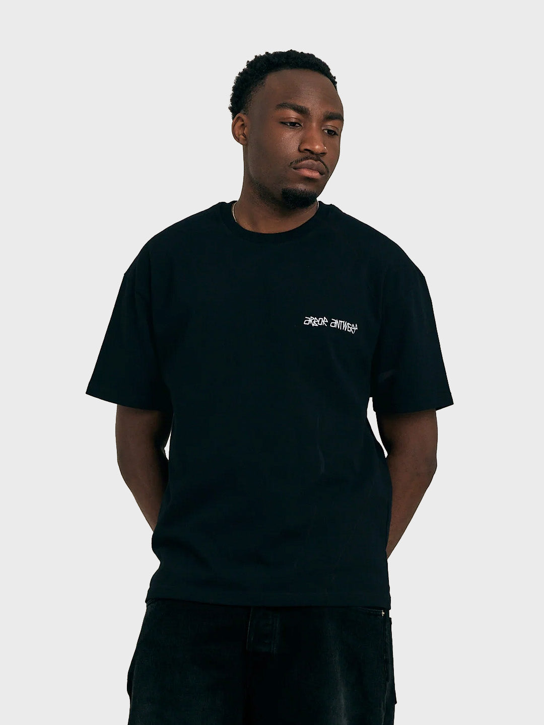 Arbor Antwerp Dotwork T-Shirt Black - model toont voorkant