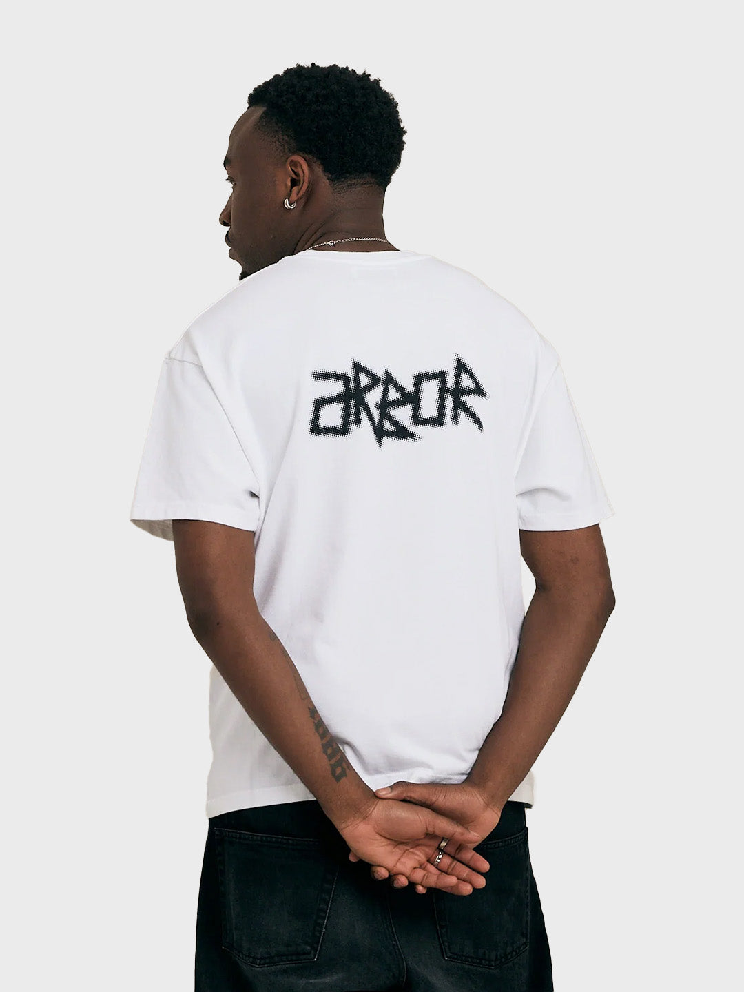 Arbor Antwerp Dotwork T-Shirt White - model toont achterkant