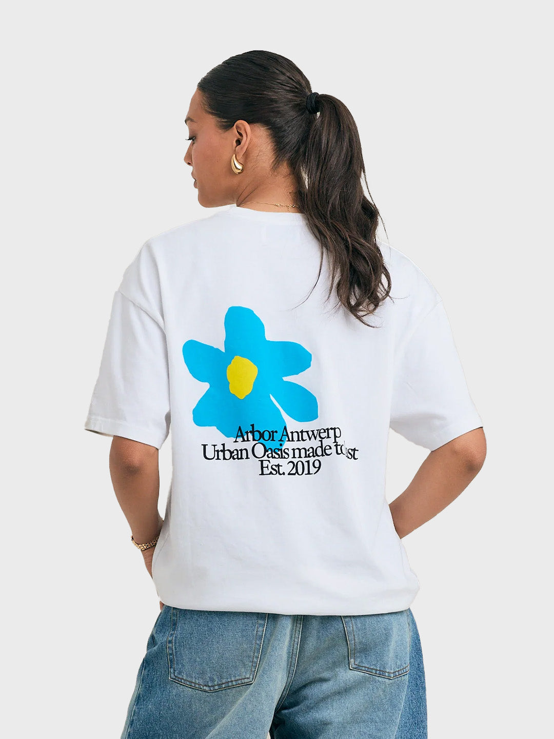 Arbor Antwerp Flower Oasis T-Shirt white blue – model achterkant