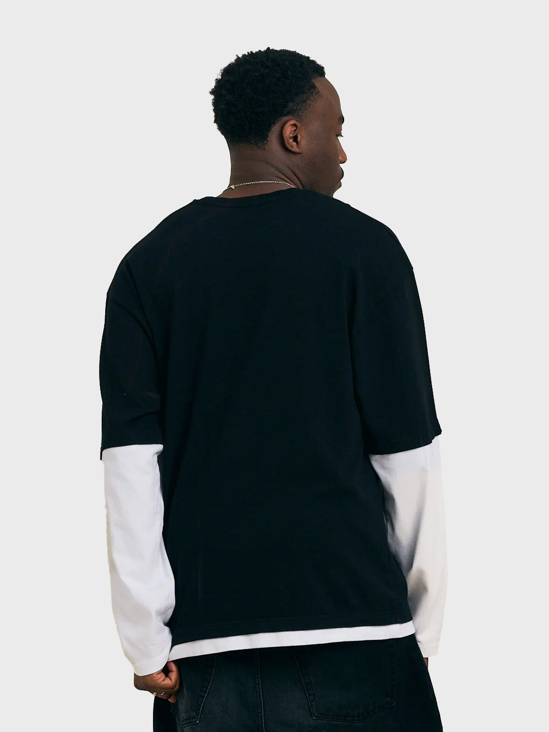 Arbor Antwerp Layered Longsleeve Black – model draagt shirt achterkant