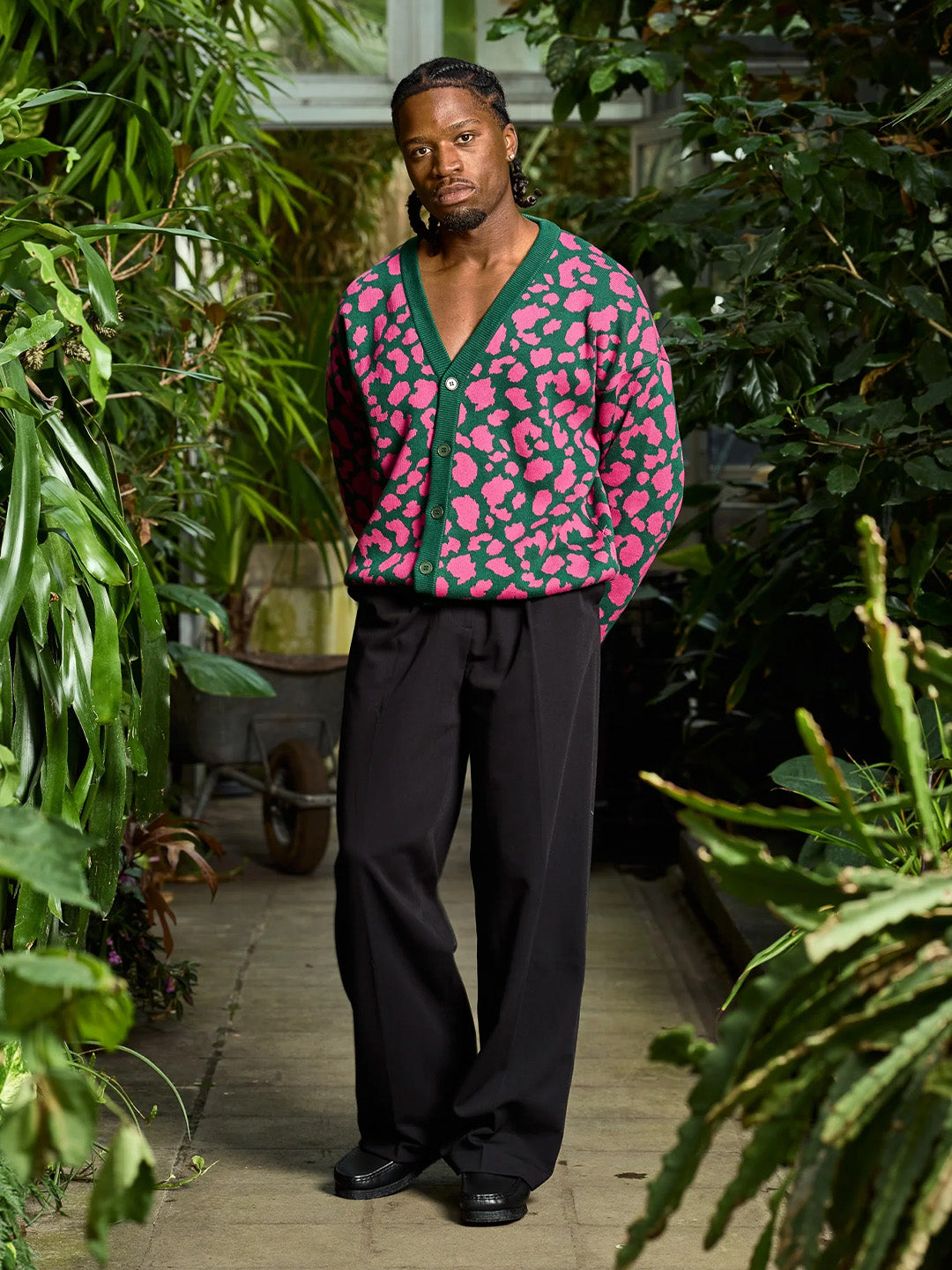 Model draagt Arbor Antwerp Leopard Cardigan front view