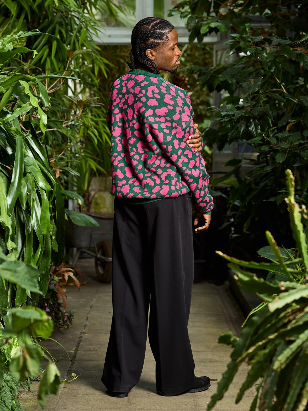 Model draagt Arbor Antwerp Leopard Cardigan back view