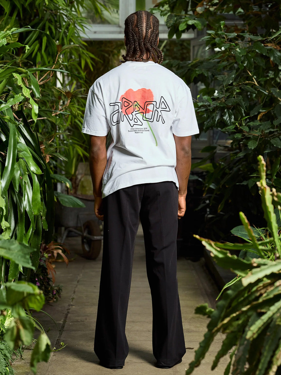 Arbor Antwerp Orange Poppy T-Shirt White - model draagt achterkant