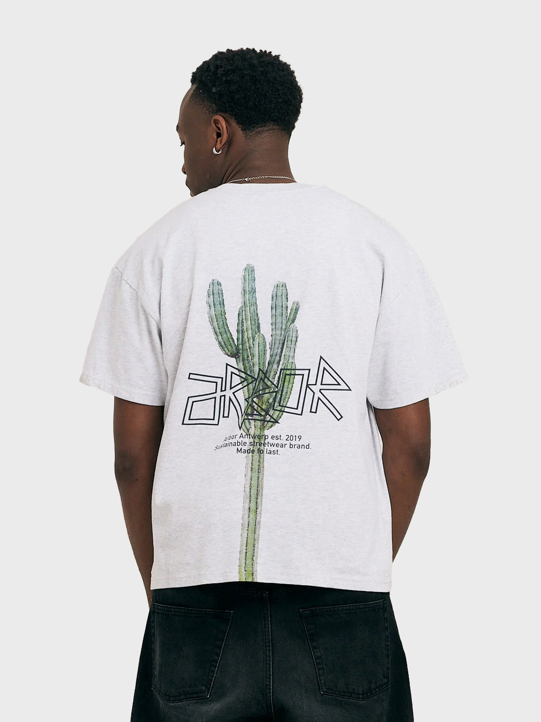 Arbor Antwerp Pixel Cactus T-Shirt Melange Grey - model toont achterkant