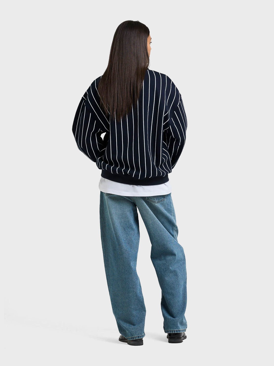 Arbor Antwerp Vertical Lines Crewneck Sweater Navy - full outfit achterkant