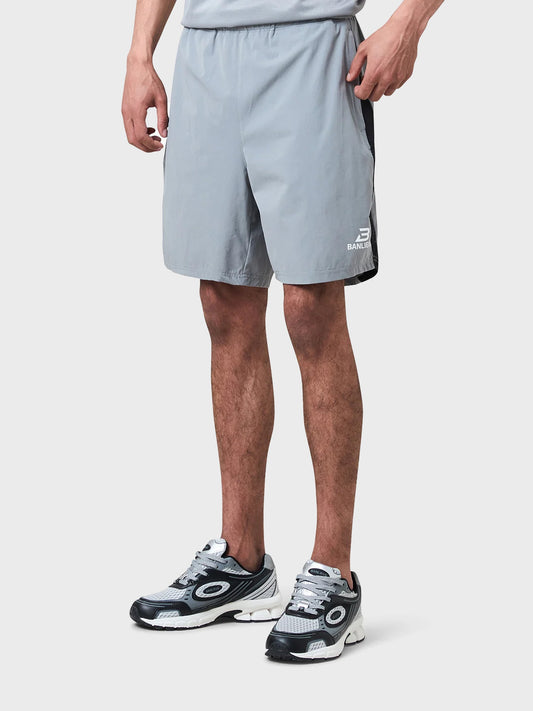 Vooraanzicht van Banlieue Performance Shorts in grijs gedragen door model
